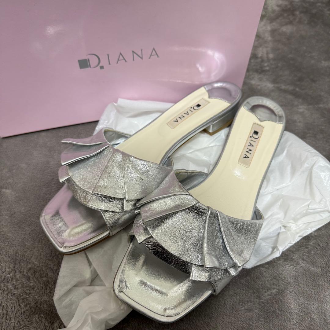 D.IANA フリル付きシルバーサンダル - メルカリ