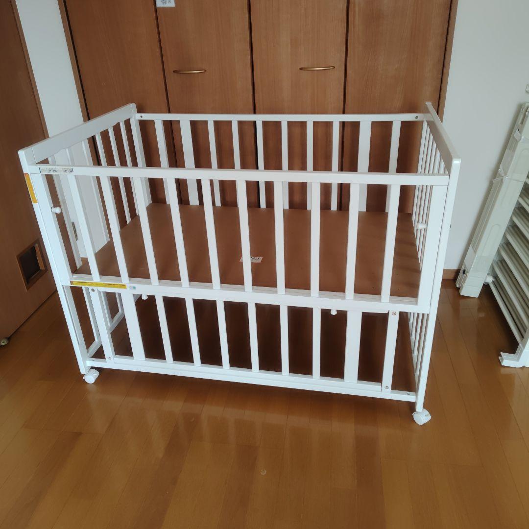ホワイト木製ベビーベッド キャスター付き - メルカリ