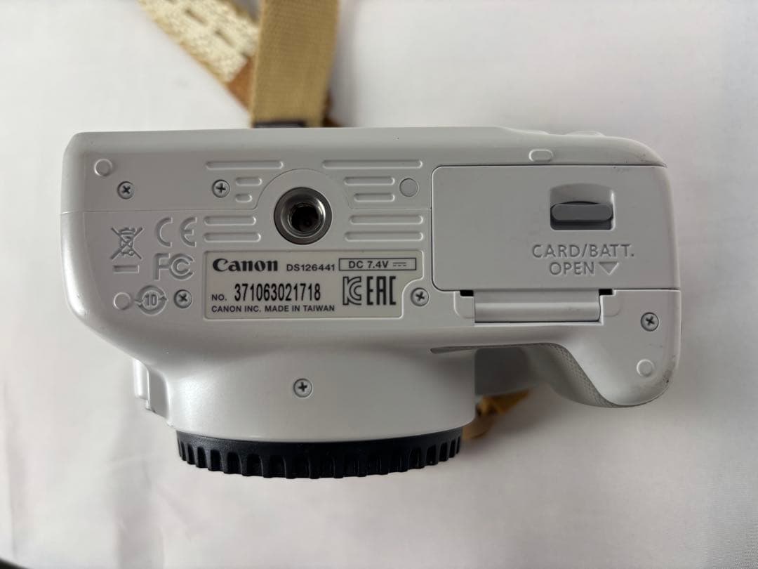 Canon EOS kiss x7ホワイトボディ＆レース柄ストラップ - メルカリ