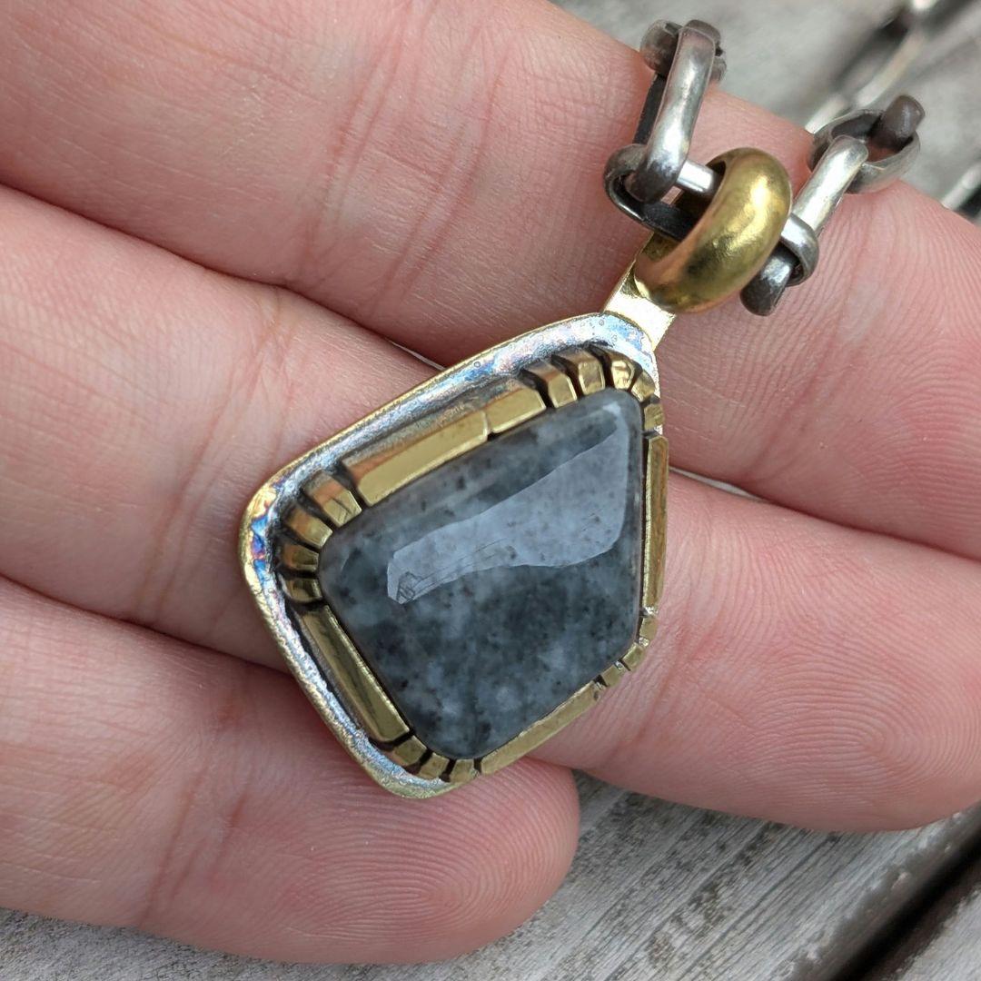 ハンドメイドの糸魚川黒翡翠トップ インディアンジュエリー風