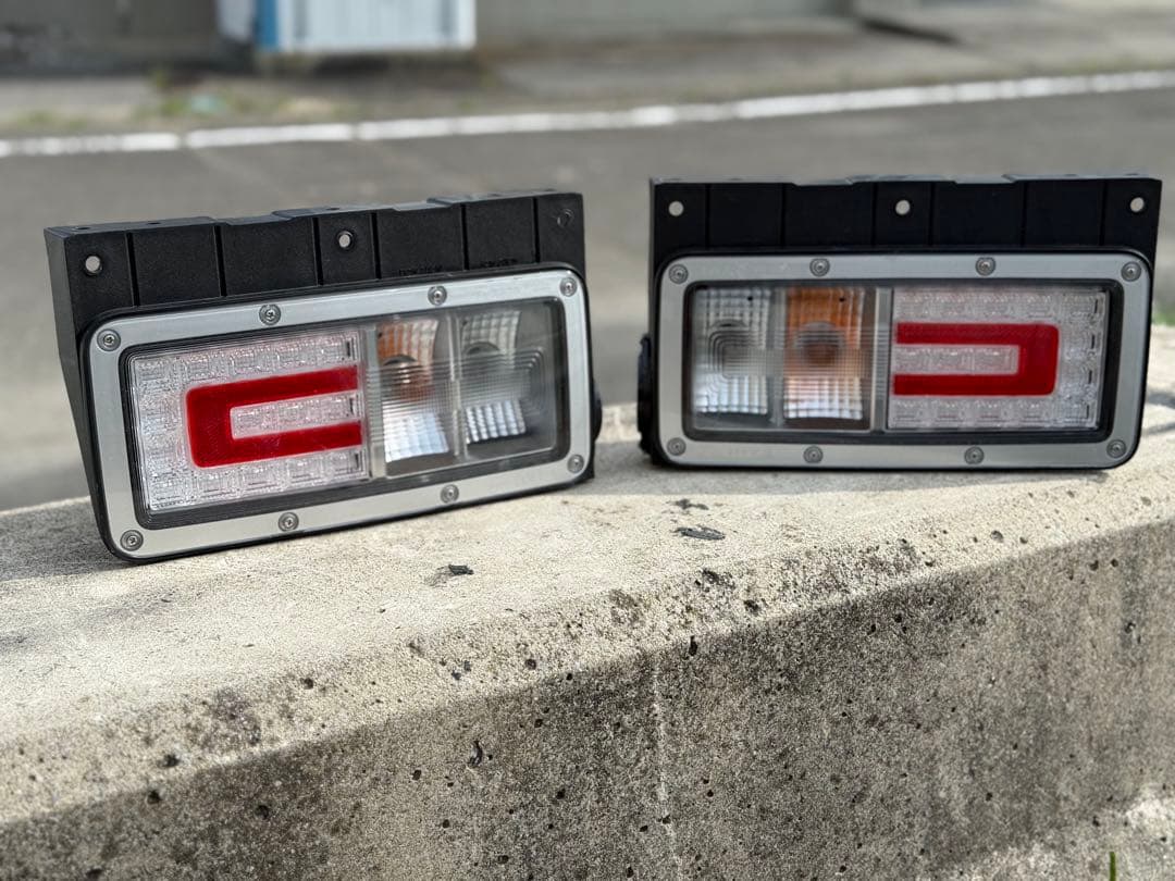 日野純正テールランプ 大型用 Amazon | 日野自動車純正テールランプ用メッキテールランプベゼル 17