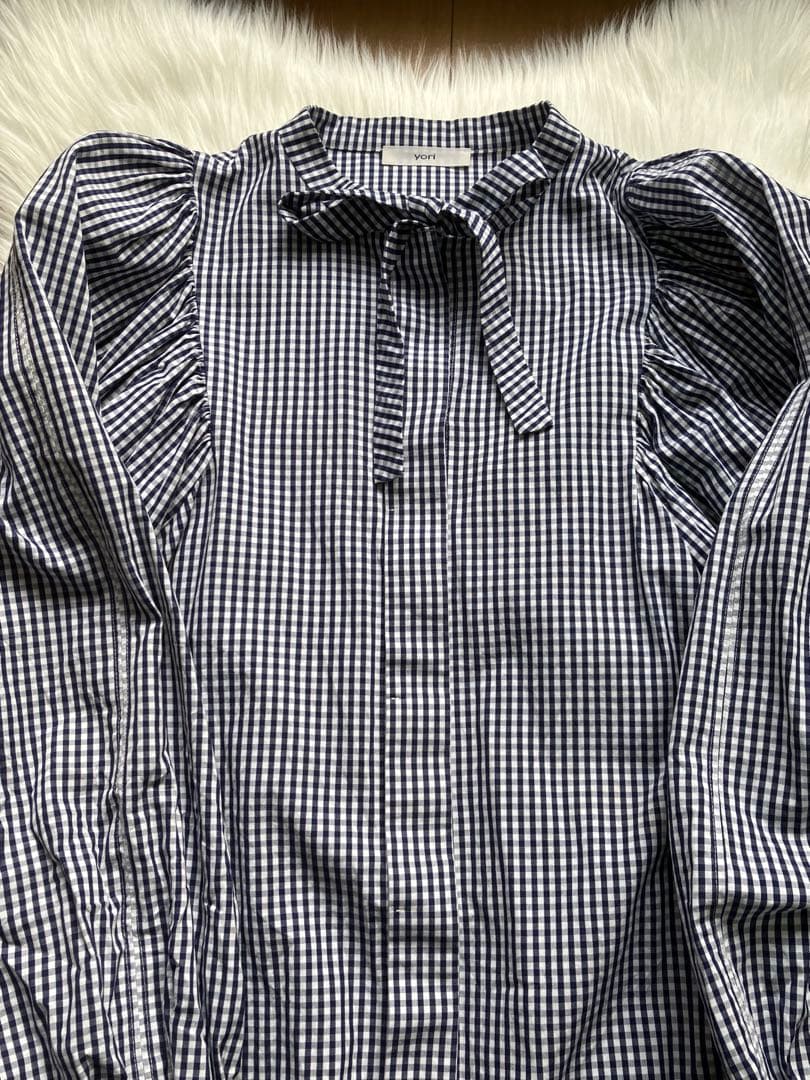 yori ギンガムリボンパフスリーブブラウス ネイビー - メルカリ