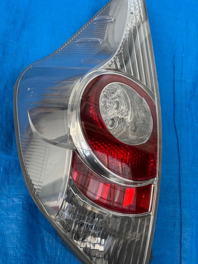 TOYOTAアクアNHP10前期テールランプ - メルカリ
