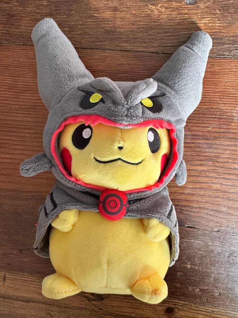 ポケモンセンター ぬいぐるみ 黒いレックウザ　ポンチョを着たピカチュウ Amazon.co.jp: ポケモンセンターオリジナル ぬいぐるみ 黒いレックウザ