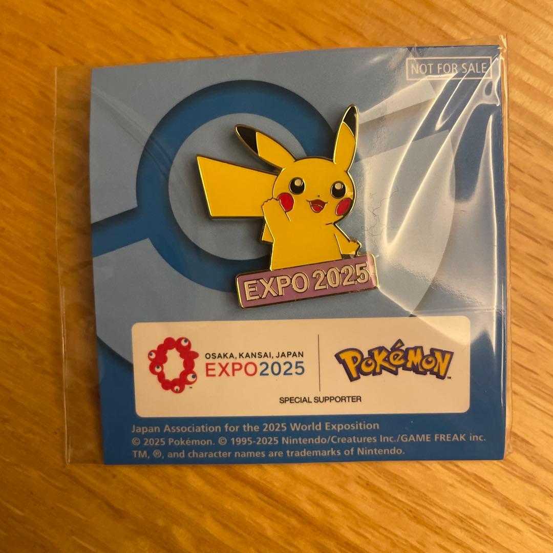 キ*ル様 ポケモンピカチュウ万博バッチ ポケモン - ピカチュウ 万博2025 ピンバッジ 非売品 レアの通販 by