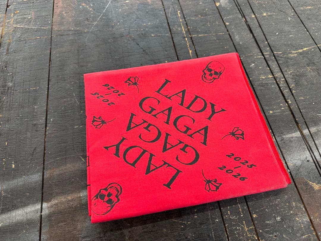 新品)レディーガガ VIPGOLD 最前列 バンダナ 赤〜最安値〜 - メルカリ