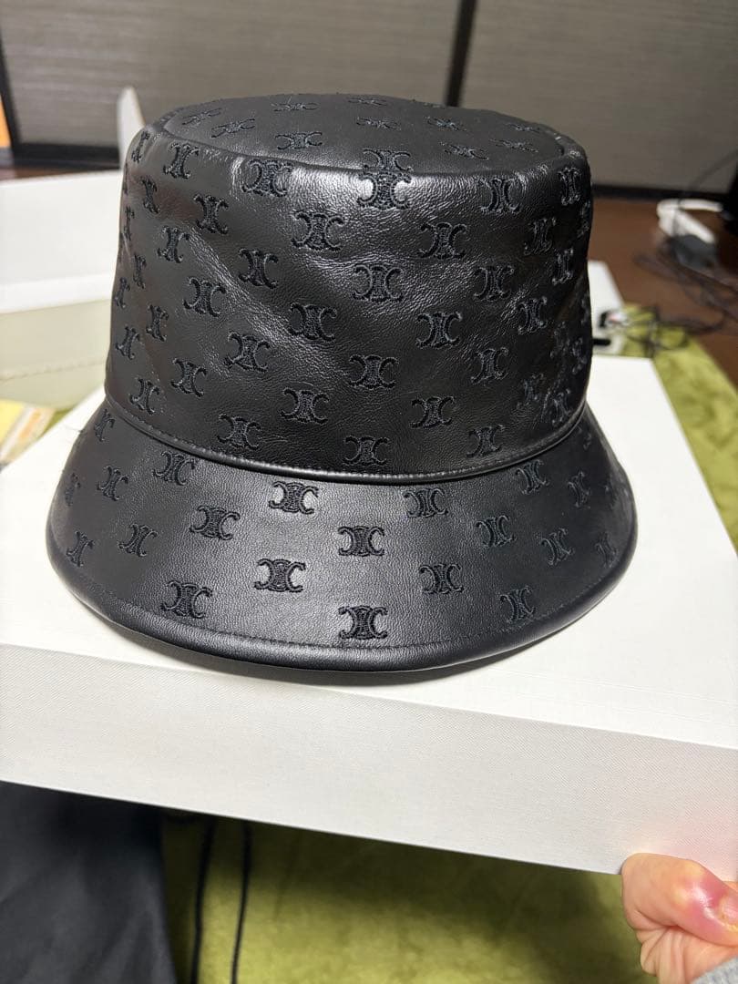12日まで特価YZERR着用 CELINE ブラック レザーバケットハット - メルカリ