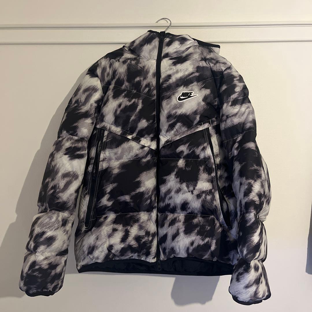Nike ダウンジャケット ブラック・ホワイト（タイダイ柄） - メルカリ