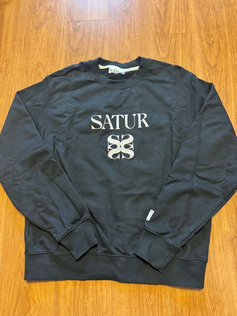 SATUR ブラック トレーナー sサイス