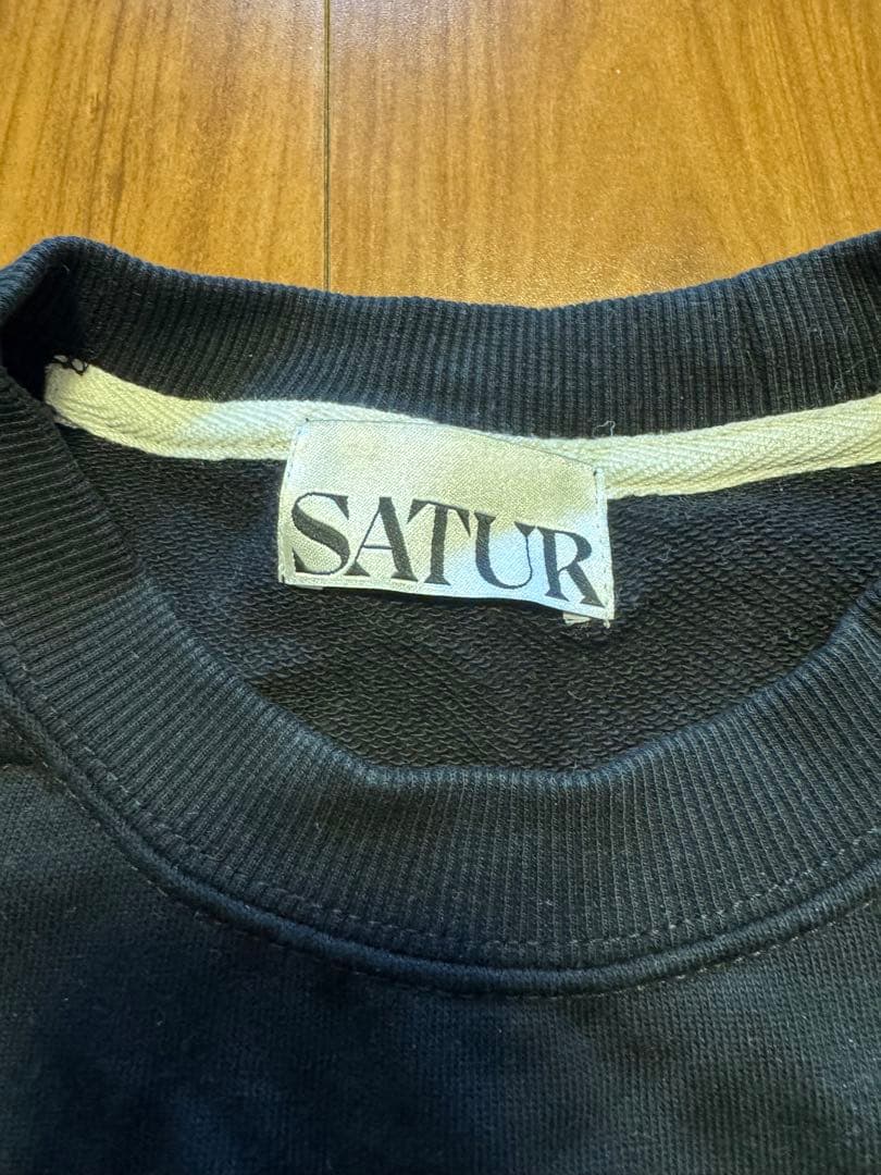 SATUR ブラック トレーナー sサイス