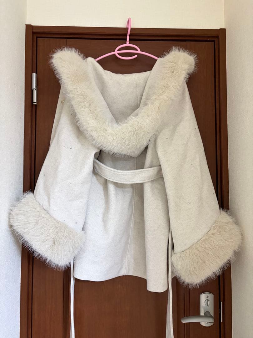 chico ビジュー付きファー襟ケープコート ラインストーン付き - メルカリ