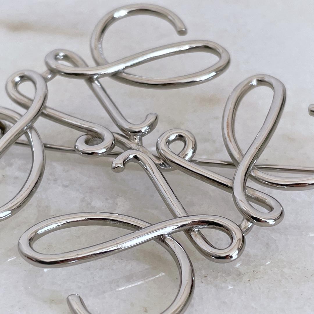 4045 LOEWE ロエベ アナグラム ロゴブローチ シルバー ロエウェ - メルカリ