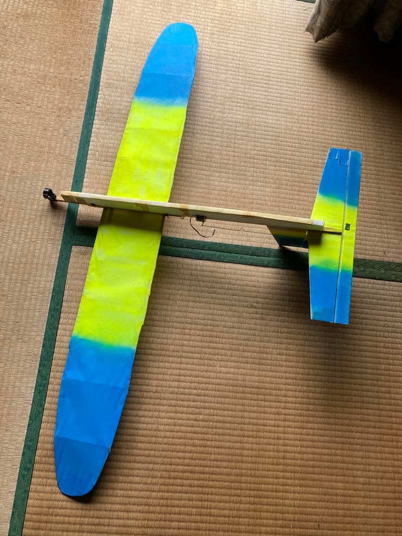 エレベーター等のヒンジ代わりに透明テープを使い作成したグライダー