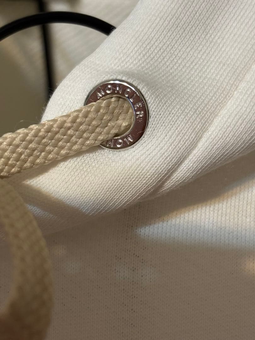 MONCLER フード付きオフホワイトスウェット 正面極小シミ有 sizeS〜M