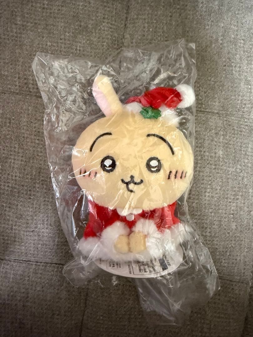 ちいかわ サンタさんだ!持ちますマスコットうさぎ - メルカリ