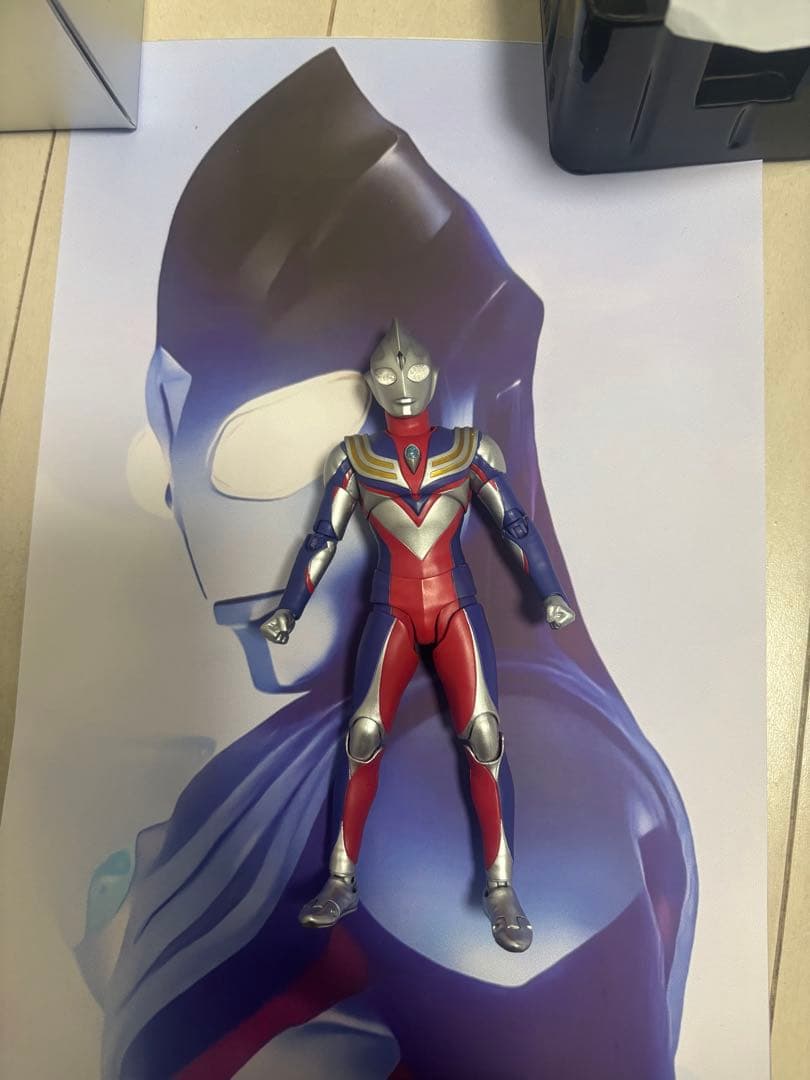 ウルトラマンティガ真骨彫刻（再版）にティガのポスターを1枚