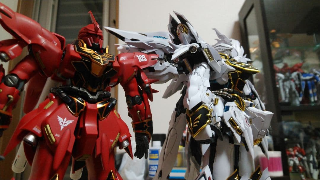 オマケ付き！〈完成品〉海外キットシナンジュ似真紅の三倍速白狼Ver.