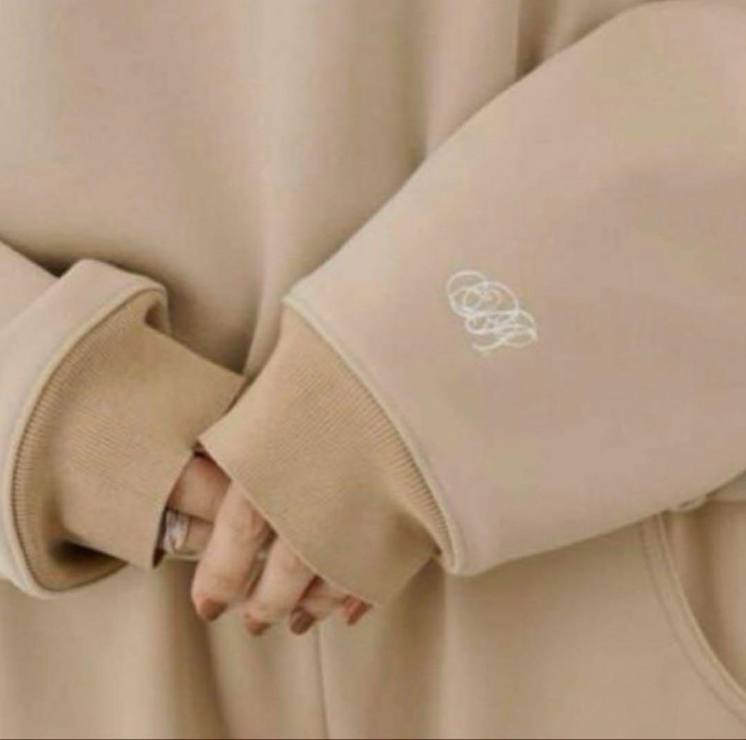 ビアズリー 刺しゅう入りクロップトレーナー ベージュ - メルカリ