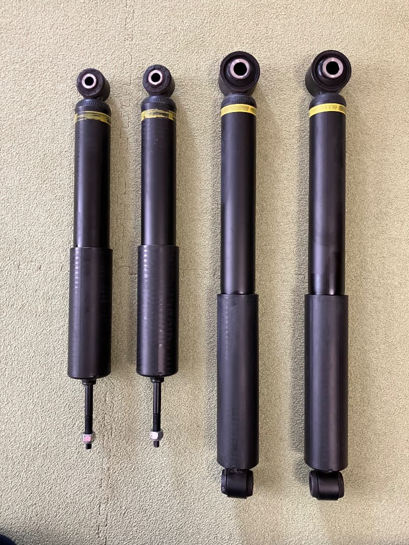 新型キャラバン純正ショックアブソーバー NV350キャラバン ショックアブソーバ E26 KYB Extage 2本セット リム