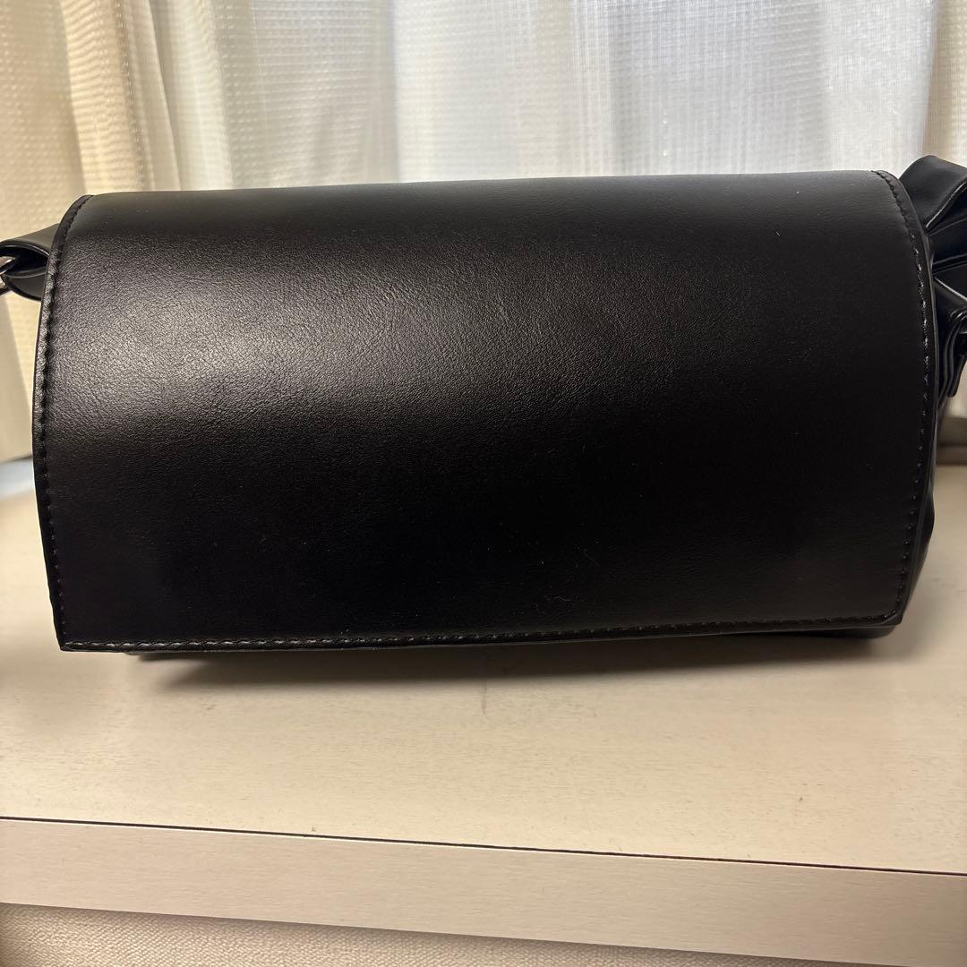 BEARDSLEY ビアズリー風 レザーボディバッグ ブラック 黒 - メルカリ