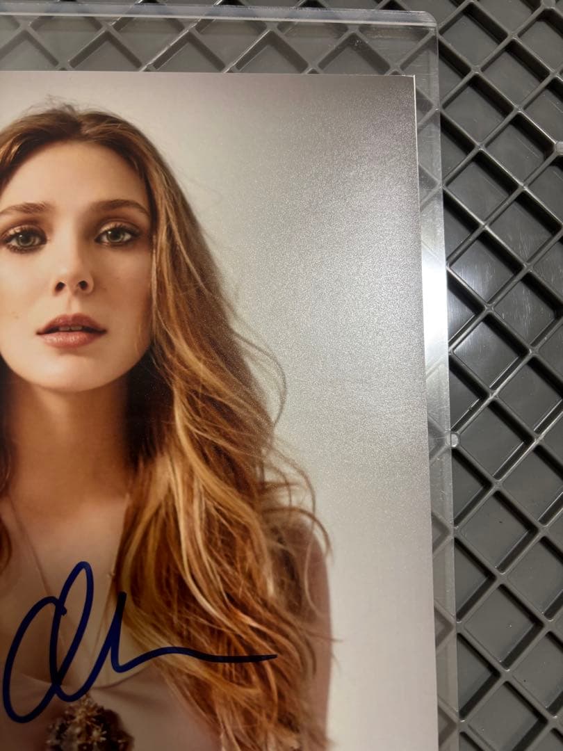 エリザベスオルセン 直筆サイン ワンダ スカーレットウィッチ - メルカリ