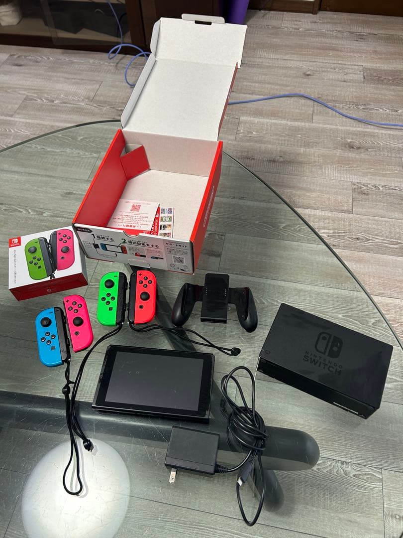 Nintendo Switch 本体 Joy-Con付き Amazon.com: Nintendo Switch – Neon Red and Neon Blue Joy-Con