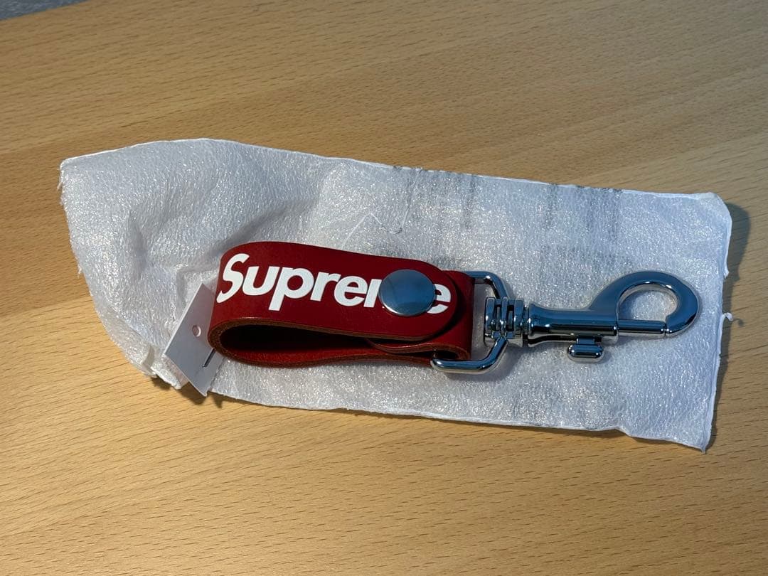 新品未使用品 イタリア製 Supreme レザーキーホルダー レッド - メルカリ