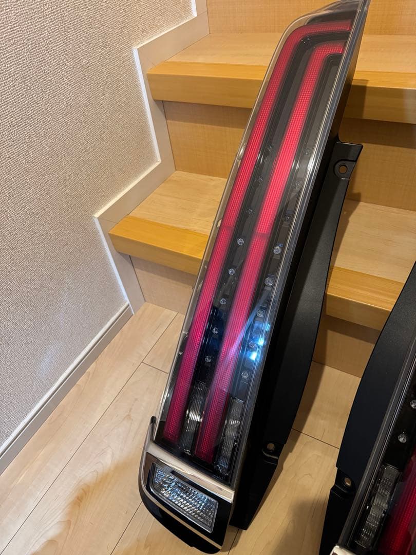 80系ノアNOAH、エスクァイア後期純正テールランプ 配線付左右セット