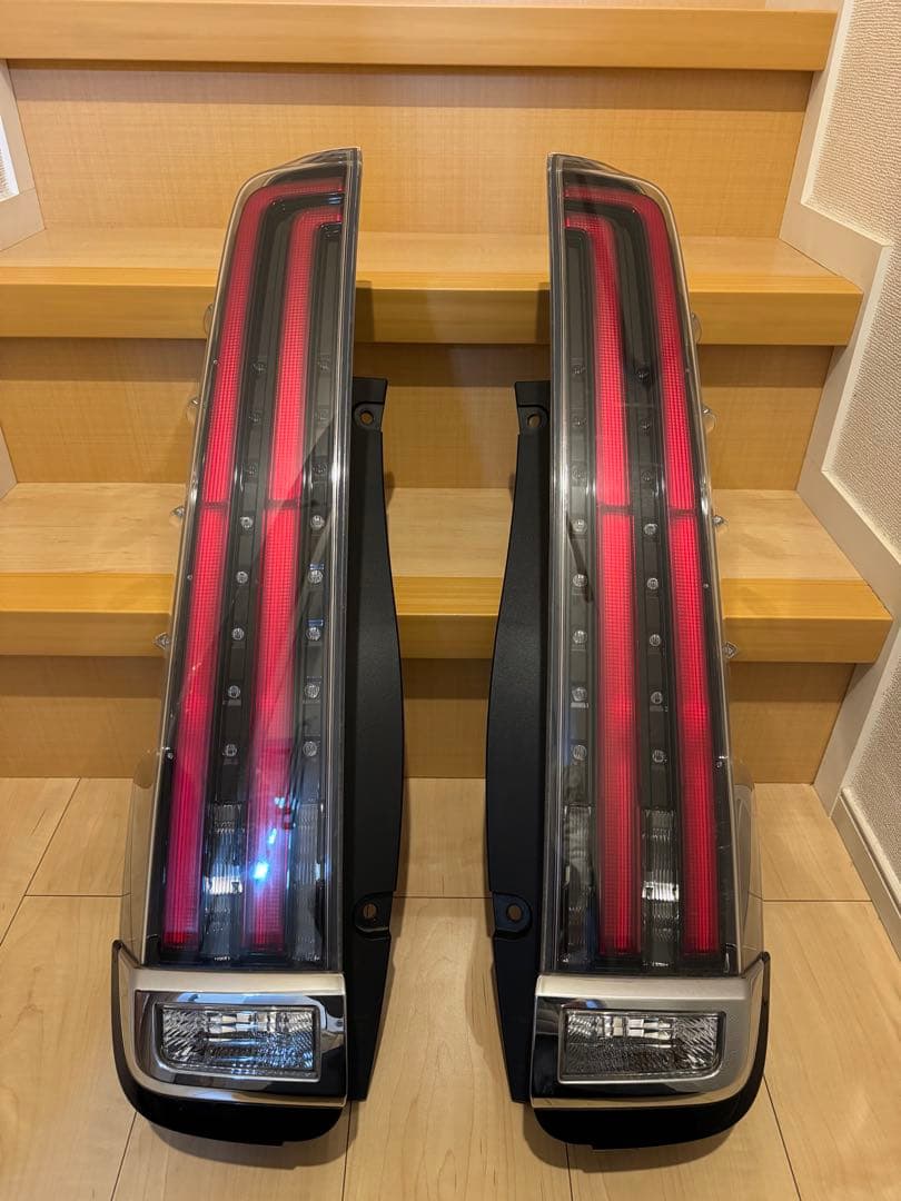 80系ノアNOAH、エスクァイア後期純正テールランプ 配線付左右セット