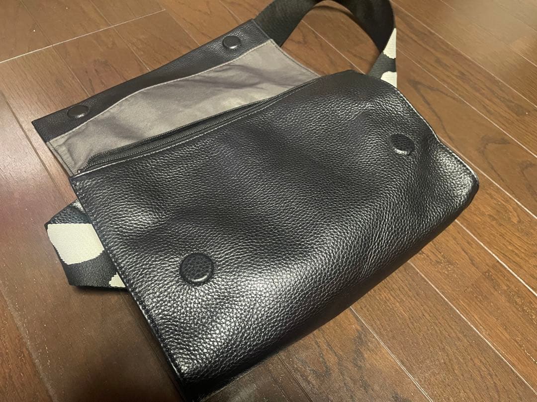 ear papillonner 《本革/470g》ワイドテープショルダーバッグ