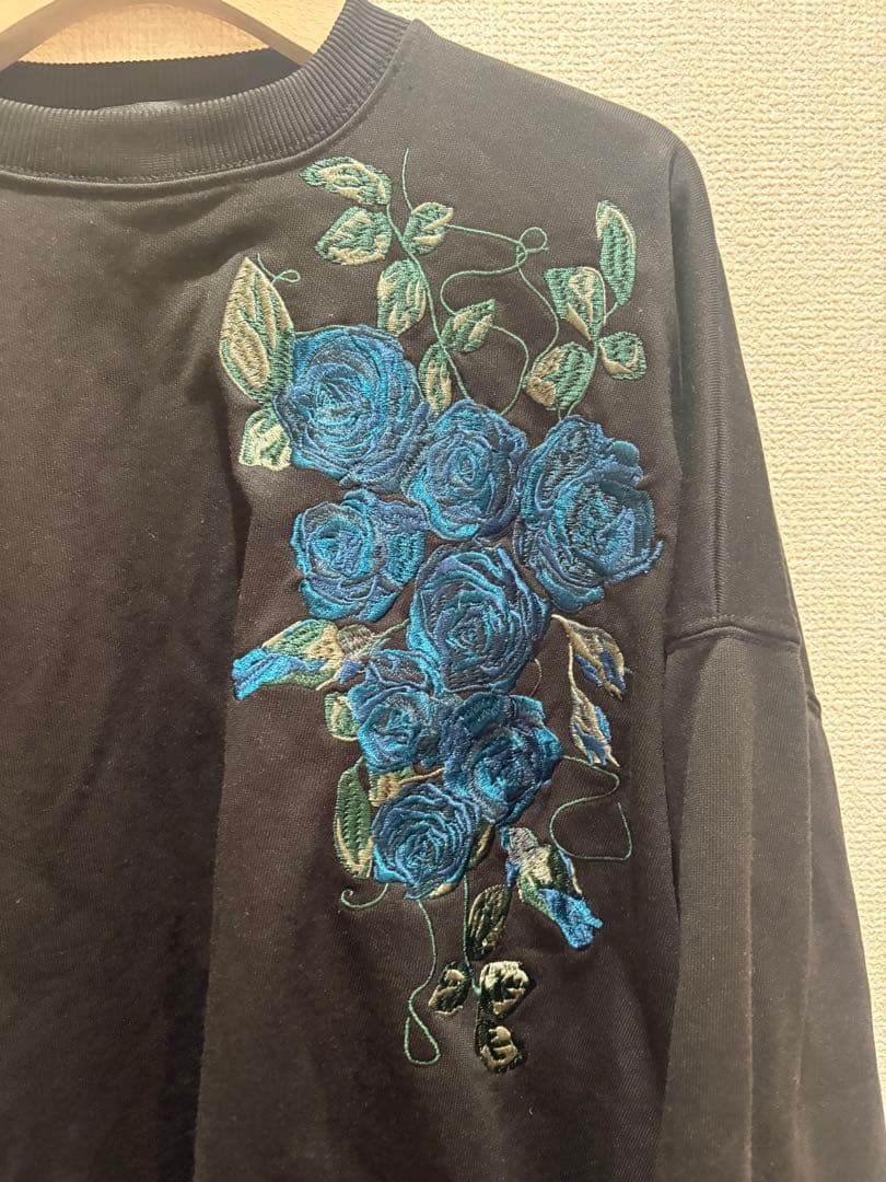 Ado×HARE サイドレースアップローズ刺繍スウェット 青薔薇 M