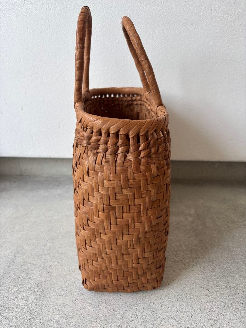 バ*ン様 新品 かごや 山葡萄かごバッグ 中 内袋付きの通販はau PAY