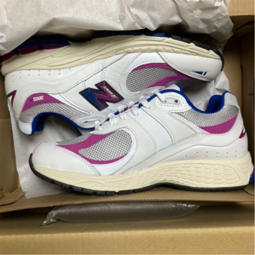 趣味・スポーツ・実用 New Balance M2002RGY New Balance人気の「M2002R」シリーズからエッジの効いた鮮やかな