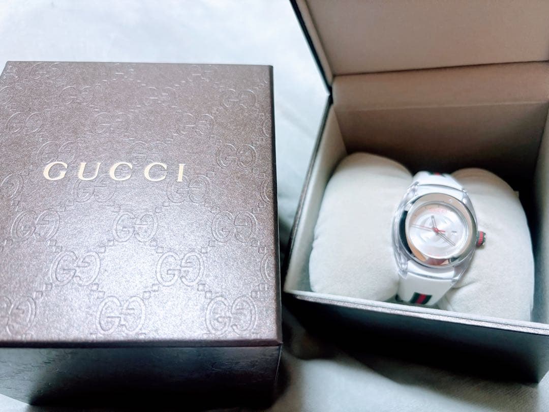 GUCCI ホワイト シリコンバンド 時計