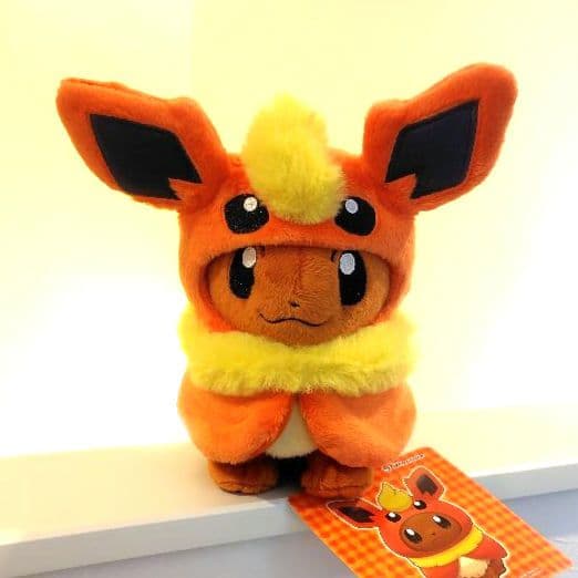 ポケモン ブースターのポンチョを着たイーブイ ぬいぐるみ ブースター イーブイ ぬいぐるみ Eevee Collection ブースター ｜【公式】ポケモンセンター
