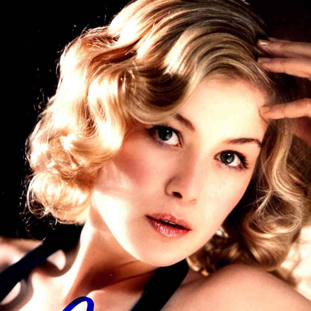 ロザムンド・パイク直筆サイン入り2Lサイズ写真… - 洋画・外国映画高価