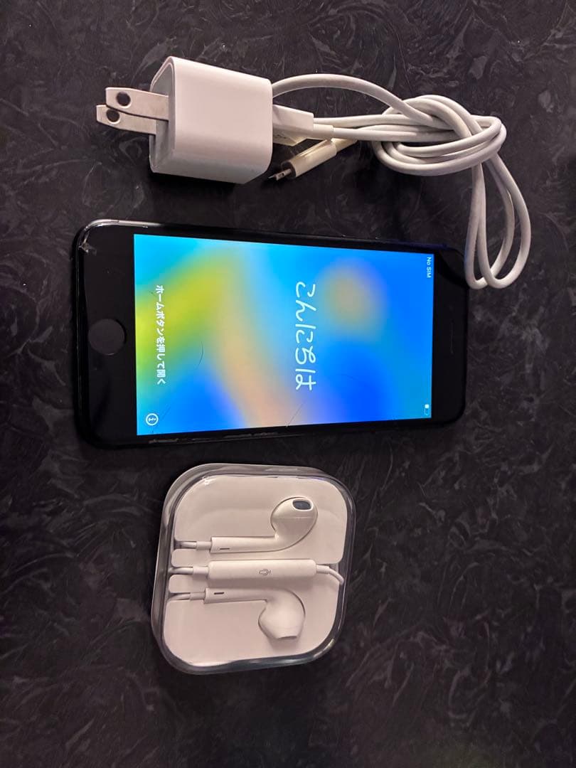 r*n様 【SALE 早い者勝ち‼︎】iPhone 8 64GB 充電器・イヤフ