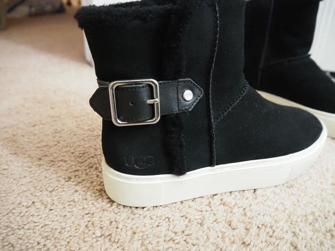 UGG アグ Aika ブーツスニーカー - メルカリ