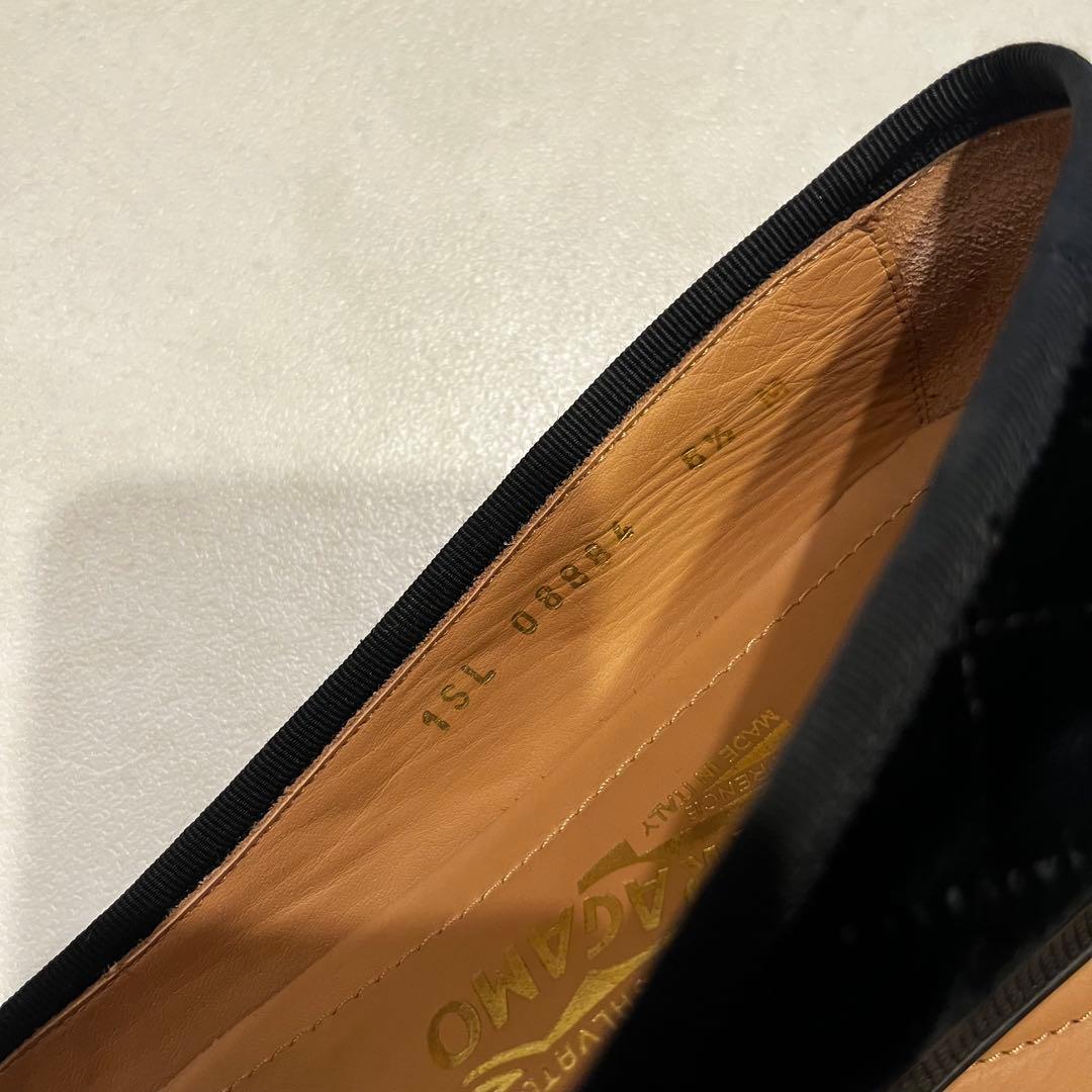 フェラガモ ブラック ベロアキルティングフラットシューズ - メルカリ