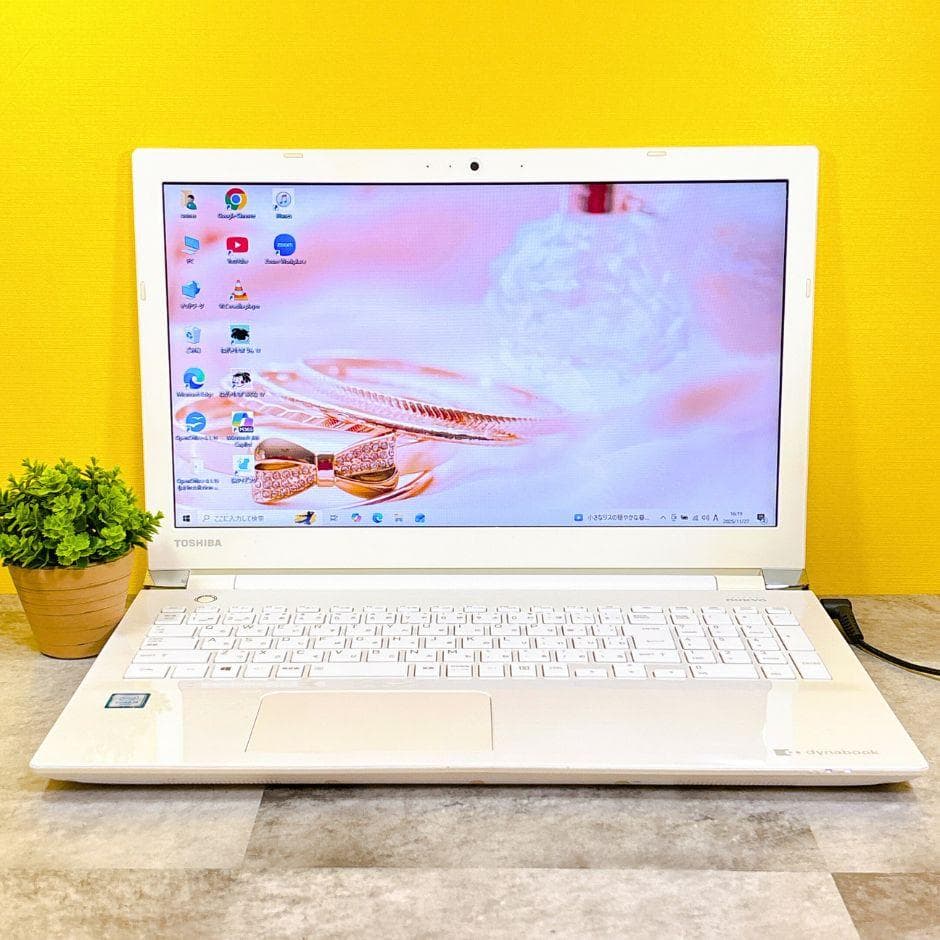 おしゃれなホワイト❣SSDでサクサク快適✨薄型ノートパソコン カメラ