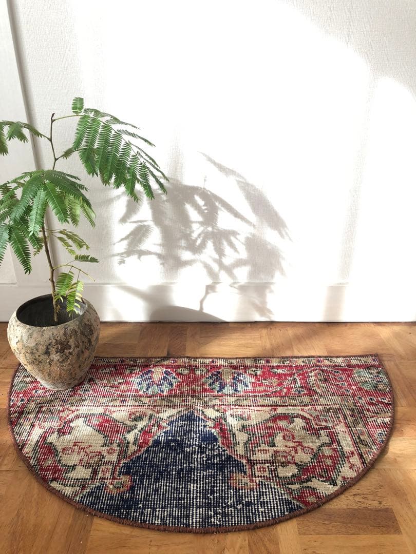 ✧美しいredと優しいbeige ✧ビンテージ　トルコ　トライバルラグ　半円ラグ ヴィンテージ風ラグ TOCORU Series トライバル柄ラグ ループ レッド