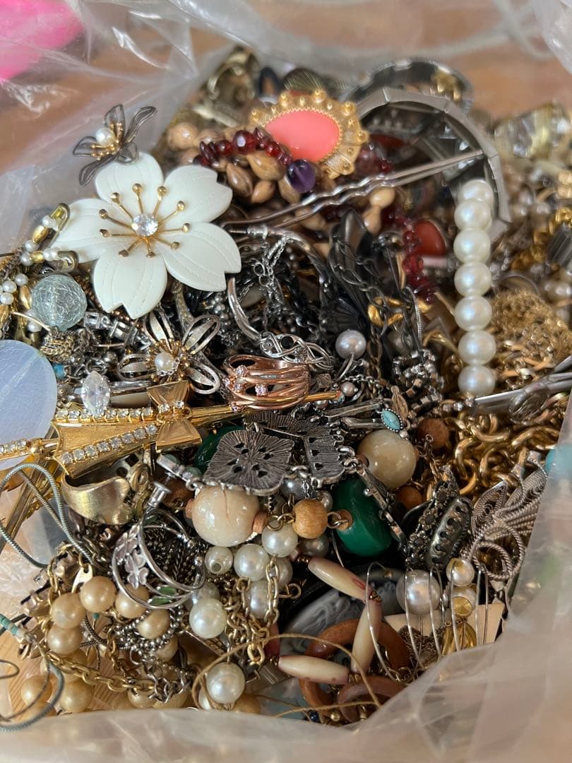 アクセサリー、装飾品まとめ売り。2.2kgお得 アクセサリーまとめ アクセサリーまとめ売り 2.2キロ アクセサリー