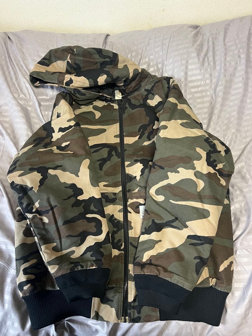 Carharttカモフラ 迷彩 ダウンジャケット XL - メルカリ