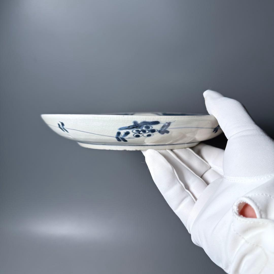 江戸中期　古伊万里　染付鳥蝶図七寸皿　裏唐草　鳥の躍動感！　20.4cm 古美術