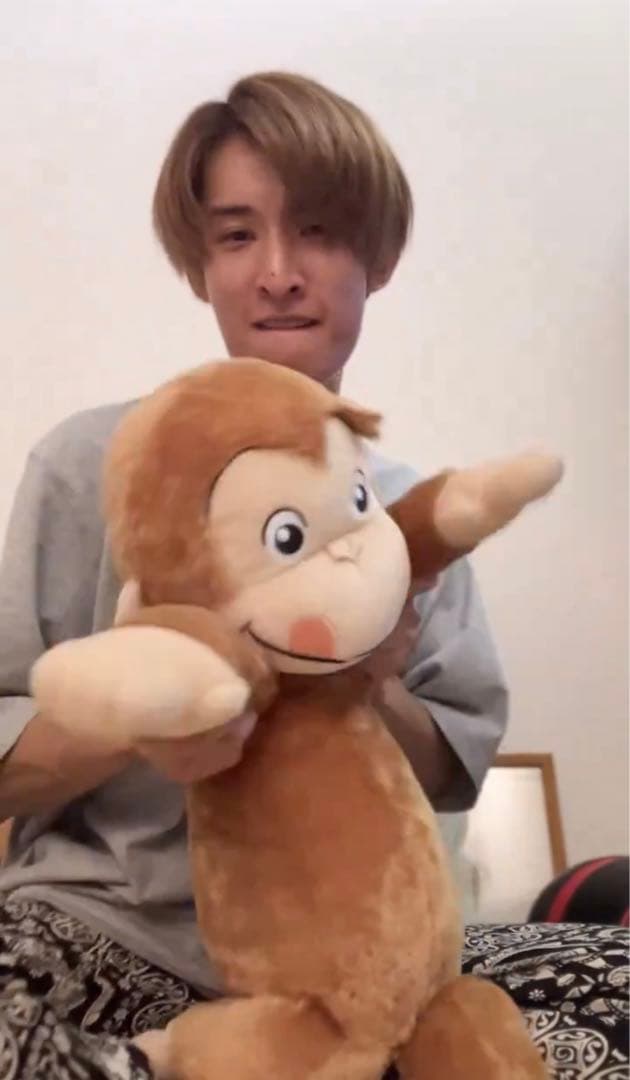 早い者勝ち】おさるのジョージギガジャンボペロリぬいぐるみSnowMan