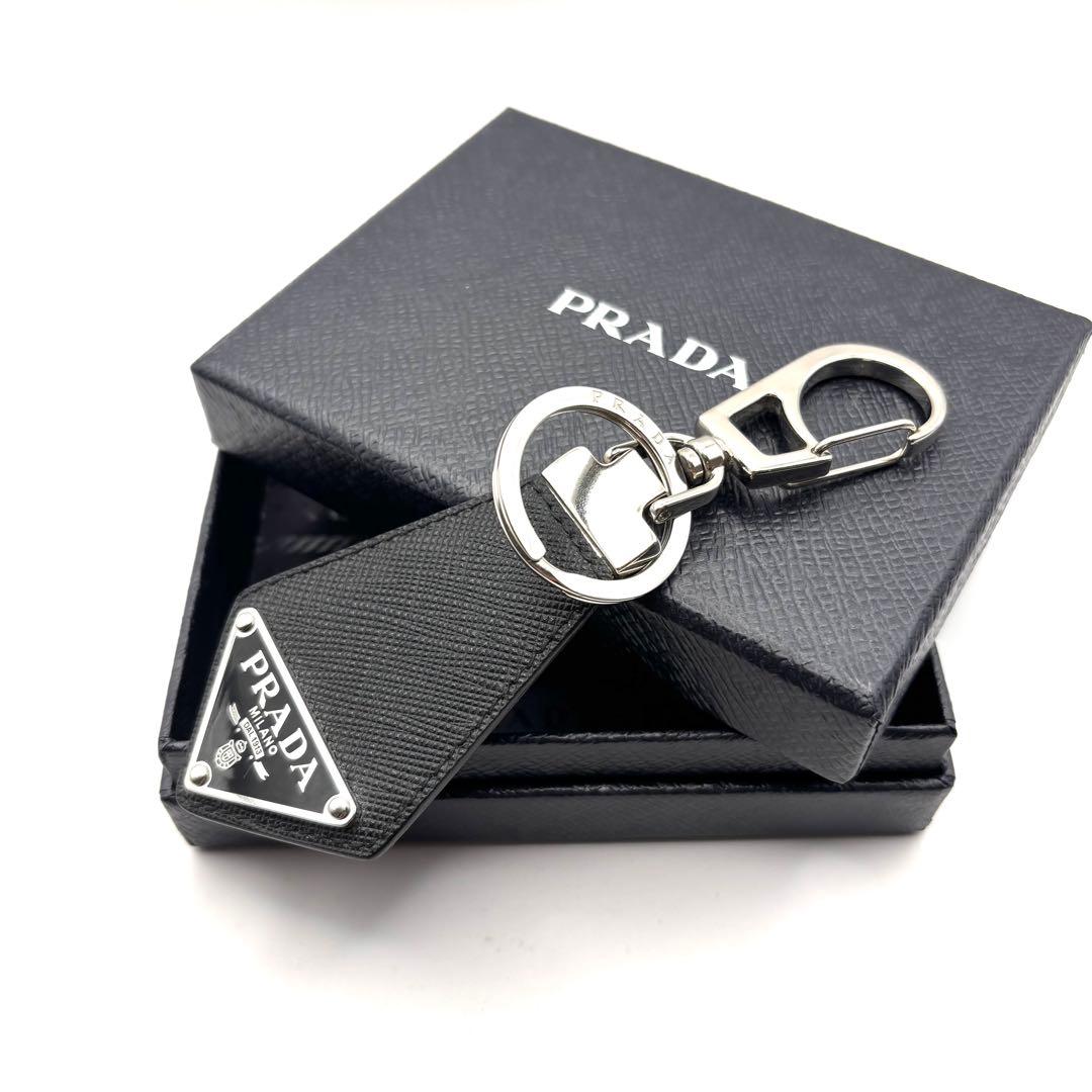 プラダ キーホルダー キーリング 三角ロゴ サフィアーノレザー ブラック 箱 楽天市場】PRADA プラダ キーリング キーホルダーサフィアノレザー三角