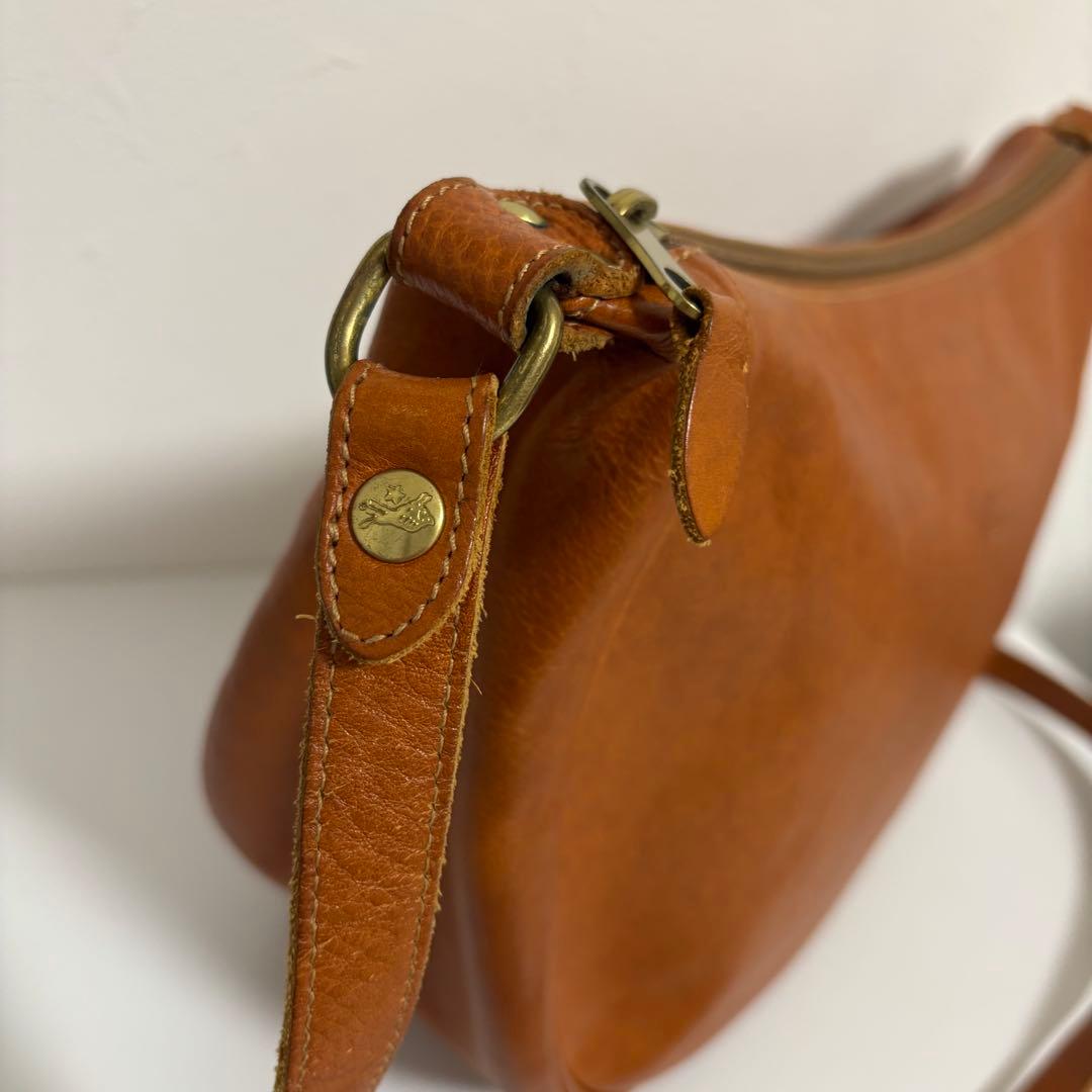 イルビゾンテ レザーショルダーバッグ 本革 ハーフムーン キャメル 型押し