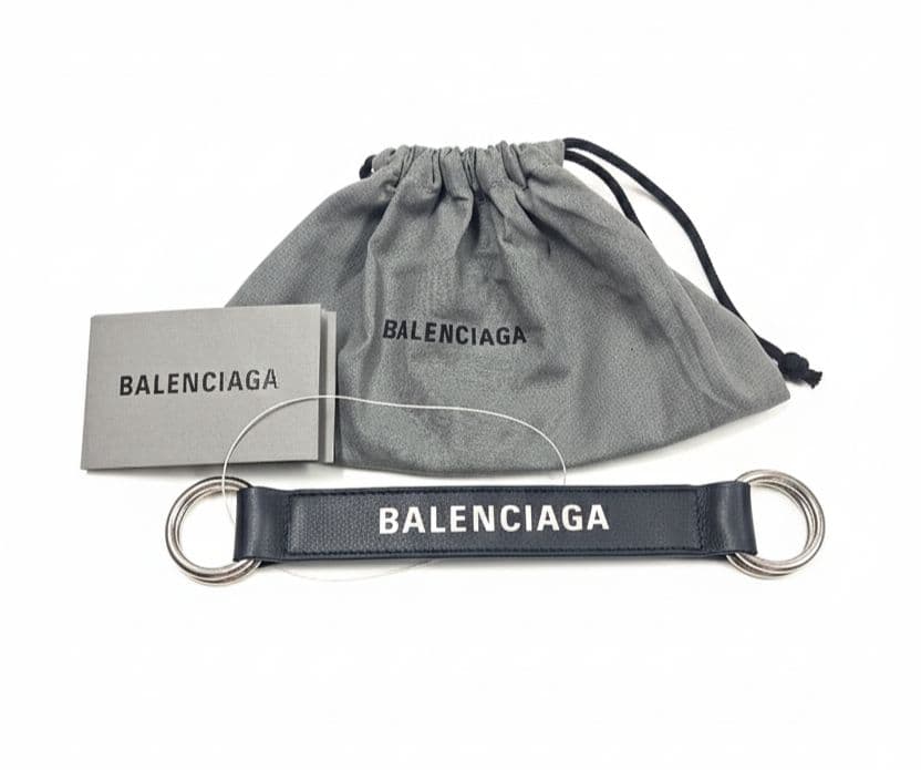 新品未使用 BALENCIAGA バレンシアガ ロゴプリントレザーキーホルダー 3027010538368408_01_7605w.jpeg