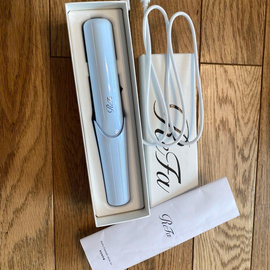 ＲＥＦＡリファ　ストレートヘアアイロンライトブルー ワンストロークでうねり整う。隙なくツヤめく別格※1のストレート