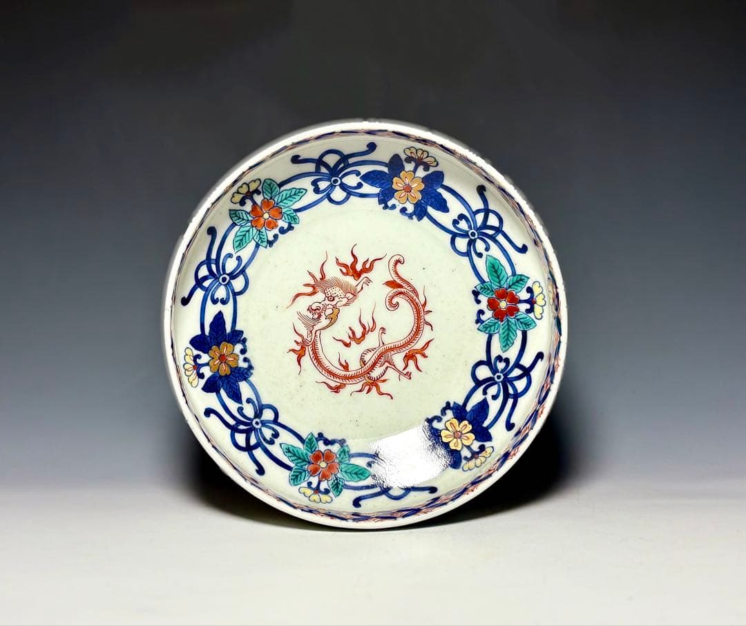 柿右衛門」団龍唐花文独楽形皿